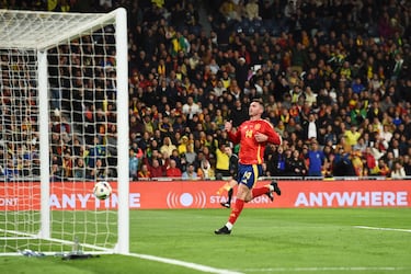 2-1. Error de Unai Simón en el pase y regala el balón a Rodrygo. El jugador brasileño tira una vaselina para anotar el primer tanto. En la imgen, Aymeric Laporte.