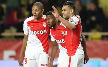 Mbapp, Lemar y Falcao celebran un gol.