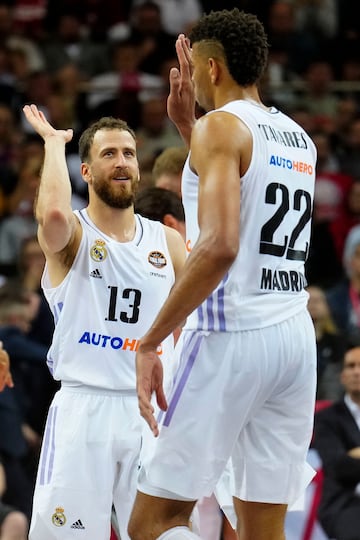 El Chacho y Tavares se felicitan durante la Final Four.
