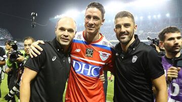 El jugador del Sagan Tosu Fernando Torres con los jugadores del Vissel Kobe, Andr¨¦s Iniesta y David Villa.