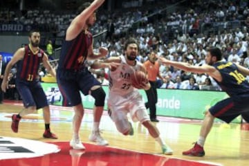 El base del Real Madrid Sergio Llull entra a canasta ante el pírvot croata del FC Barcelona Ante Tomic y el alero griego Konstantinos Papanikolaou.