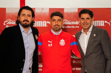 Amaury Vergara with Fernando Hierro and new coach Veljko Paunovic 