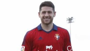 Acuña, ayer de rojillo.