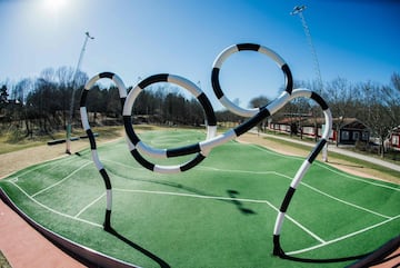 16. El terreno de juego 'Puckelboll' es una obra diseñada por el artista Johan Ferner Stroem, situado en Skarholmen, al sur-oeste de Estocolmo, es un campo de césped artificial distorsionado donde las mitades son de diferentes tamaños y en el que el césped artificial está lleno de baches.