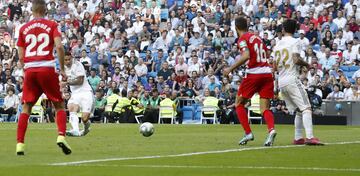 Real Madrid 4-2 Granada | Arranca de Odriozola por banda derecha, que acaba con un pase de la muerte que remata a gol James



