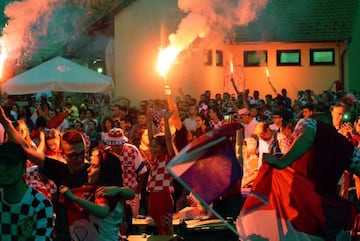 Croatian fans dancing on the squares of Slavonski Brod.