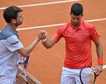 Djokovic gana, tocado, un tenso partido contra Norrie