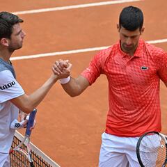 Djokovic gana, tocado, un tenso partido contra Norrie