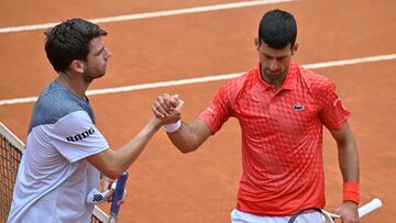 Djokovic gana, tocado, un tenso partido contra Norrie
