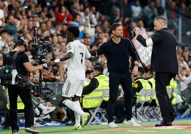 El Bernabéu perdona a Vinicius