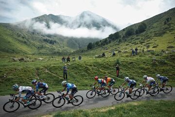 El pelot¨®n de ciclistas en acci¨®n durante la decimocuarta etapa del Tour.