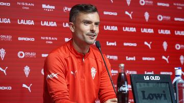 13-12-24. RUBÉN ALBÉS, ENTRENADOR DEL SPORTING, EN LA SALA DE PRENSA DE MAREO.
