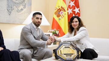 Ilia Topuria con Isabel D¨ªaz Ayuso y el cintur¨®n de campe¨®n de la UFC.