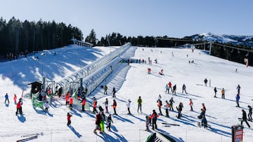 Pal Arinsal con sol y esquiadores