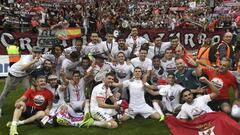 Los jugadores de la Cultural y Deportiva celebran su victoria ante el Barcelona B tras el partido de vuelta de la eliminatoria de ascenso a Segunda Divisi&oacute;n hoy en el estadio Reino de L&eacute;on. Con m&aacute;s sufrimiento de lo que indica el marcador, la Cultural y Deportiva Leonesa ha logrado esta tarde el ansiado ascenso a Segunda Divisi&oacute;n despu&eacute;s de 43 a&ntilde;os, al derrotar de nuevo (2-1) al Barcelona B en un repleto estadio Reino de Le&oacute;n.