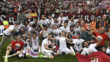 Los jugadores de la Cultural y Deportiva celebran su victoria ante el Barcelona B tras el partido de vuelta de la eliminatoria de ascenso a Segunda Divisi&oacute;n hoy en el estadio Reino de L&eacute;on. Con m&aacute;s sufrimiento de lo que indica el marcador, la Cultural y Deportiva Leonesa ha logrado esta tarde el ansiado ascenso a Segunda Divisi&oacute;n despu&eacute;s de 43 a&ntilde;os, al derrotar de nuevo (2-1) al Barcelona B en un repleto estadio Reino de Le&oacute;n.