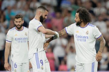 Benzema hands Marcelo the captain's armband against Betis in the final LaLiga game of the season. (Photo by David S. Bustamante/Soccrates/Getty Images)