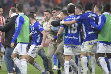 Bronca en el césped tras finalizar el partido entre los jugadores de ambos equipos. En la imagen, el jugador del Sporting Jony (de paisano).