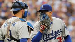 Julio Ur&iacute;as conversa con Yasmani Grandal durante su debut con los Dodgers en las Grandes Ligas.