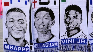 Los rostros de Mbappé, Bellingham y Vinicius, en bufandas.
