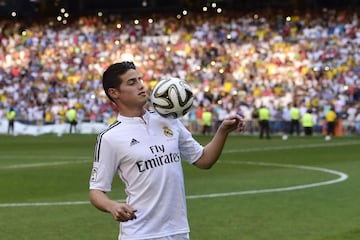 Después de su gran actuación en el Mundial Brasil 2014, Real Madrid fichó al colombiano.