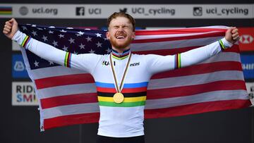 Quinn Simmons posa con la bandera de Estados Unidos tras proclamarse campe&oacute;n del mundo de fondo en categor&iacute;a junior en los Mundiales de Ciclismo en Ruta de Yorkshire 2019.