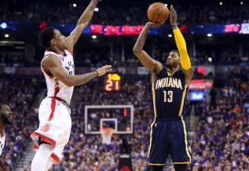 Paul George lanza desde la línea de triples ante DeMar DeRozan.