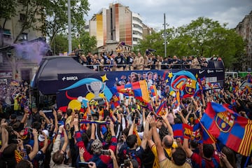 El recorrido de la rúa comenzó a las 18:00 en el Spotify Camp Nou. Desde ahí salieron los autobuses del equipo masculino y el femenino para celebrar juntos sus respectivos títulos ligueros.