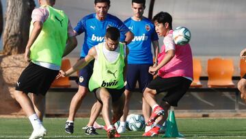 Kang-in Lee, ayer, pugnando con Gay&agrave; por un bal&oacute;n ante la mirada de Marcelino.