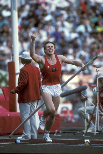 El soviético Sergei Bubka fue oro y récord del mundo en pértiga, ya que a pesar de haber sido el gran dominador de la prueba durante los años 80 y 90, se perdió la edición de Los Angeles por el boicot de su país y no fue capaz de repetir el éxito ni en Barcelona ni en Sídney. Una lesión le privó de participar en Atlanta.