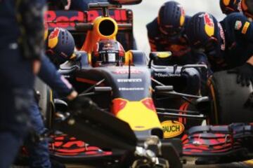 Daniil Kvyat atendido por sus mecánicos en los test de pretemporada en el circuito de Montmeló.