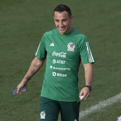 Andrés Guardado asegura que no le quitará a nadie un lugar en la selección