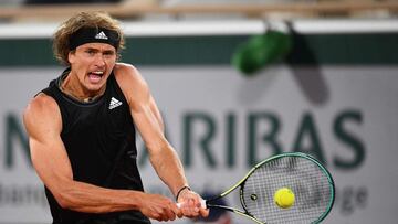 Alexander Zverev ejecuta un revés en Roland Garros.
