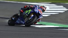 TJK47 NORTHAMPTON (REINO UNIDO) 25/08/2017.- El piloto espa&ntilde;ol de MotoGP Maverick Vi&ntilde;ales, de Movistar Yamaha, participa en la sesi&oacute;n de entrenamientos para el Gran Premio de Gran Breta&ntilde;a en el circuito de Silverstone en Northampton (Reino Unido) hoy, 25 de agosto de 2017. EFE/Tim Keeton