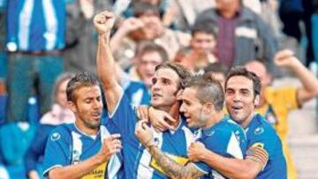 <b>LA FIESTA POR LA VICTORIA. </b>Que se olía tras el golazo del 2-1. Luis García, Marqués y David García abrazan a Iván Alonso, puño en alto.