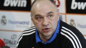 El técnico del Real Madrid de baloncesto.