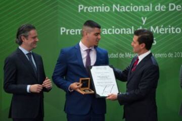 Roberto Osuna recibe el Premio Nacional del deporte de manos del presidente de la República.