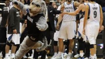 La mascota de los Timberwolves celebr&oacute; la victoria ante los Magic.