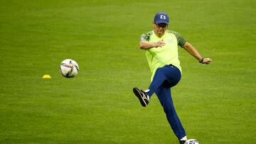 AMDEP8776. CIUDAD DE MÉXICO (MÉXICO), 29/03/2022.- El entrenador Hugo Pérez de El Salvador participa en un entrenamiento hoy, en el estadio Azteca en Ciudad de México (México). El Salvador se prepara para enfrentar a México como parte de las eliminatorias de la Concacaf para el Mundial de Catar 2022. EFE/José Méndez