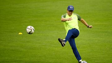 AMDEP8776. CIUDAD DE MÉXICO (MÉXICO), 29/03/2022.- El entrenador Hugo Pérez de El Salvador participa en un entrenamiento hoy, en el estadio Azteca en Ciudad de México (México). El Salvador se prepara para enfrentar a México como parte de las eliminatorias de la Concacaf para el Mundial de Catar 2022. EFE/José Méndez
