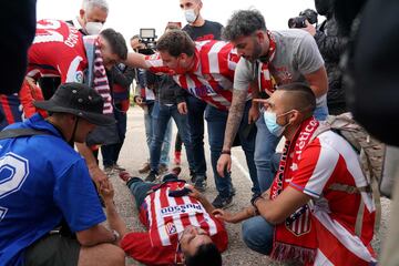 Los jugadores del Atlético de Madrid salen al exterior de Zorrilla para celebrar el título de Liga con los seguidores que se habían desplazado 