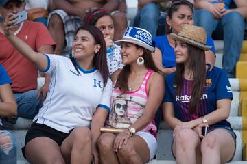 El color y la pasión del Honduras vs México desde San Pedro Sula