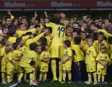 El futbolista hispano brasileño ha recibido un homenaje hoy por el Villarreal en un amistoso en El Madrigal con su actual equipo, el Cosmos de Nueva York.