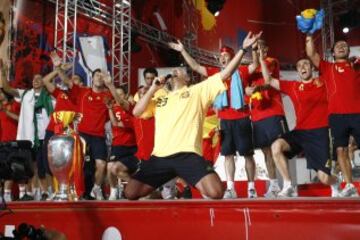 Los jugadores de la Selección española liderados por Luis Aragonés celebraron la conquista de la segunda Eurocopa con un recorrido por Madrid hasta la Plaza de Colón donde tomaron contacto con la alegría de la afición que les espera. El animador de la fiesta fue un inspirado Pepe Reina.