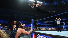 Roman Reigns vuela sobre Drew McIntyre y Elias durante SmackDown.