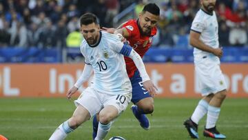 Futbol, Argentina vs Chile 
 Copa America 2019
 El jugador de la seleccion argentina Lionel Messi, izquierda , disputa el balon con Paulo Diaz de Chile durante el partido de de definicion del tercer lugar de la Copa America realizado en el estadio Arena de Corinthians de San Pablo, Brasil.
 06/07/2019
 Andres Pina/Photosport
 
 Football, Argentina vs Chile
 Copa America Championship 2019
 Argentina&#039;s player Lionel Messi, left, battles for the ball against Paulo Diaz of Chile during the Copa America definition of the third place match held at the Arena do Corinthians stadium in Sao Paulo, Brazil.
 06/07/2019
 Andres Pina/Photosport