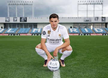 Brahim posa con la camiseta del Real Madrid en el Alfredo Di Stéfano.