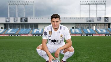 Brahim posa con la camiseta del Real Madrid en el Alfredo Di Stéfano.