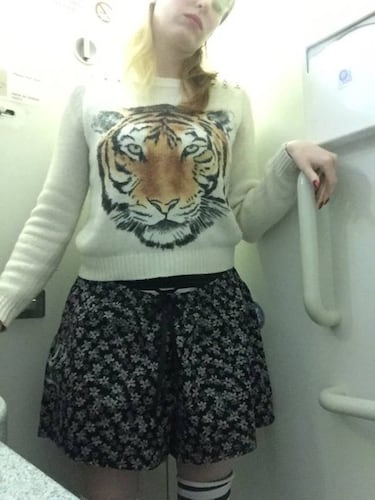 Prohíben a una bailarina ir en avión por llevar pantalón corto