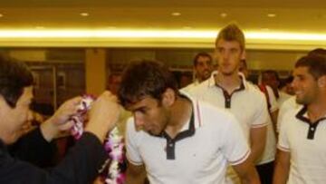 <b>HONRADOS. </b>Nada más aterrizar, Salvio, Fran Mérida, De Gea y el resto recibieron una corona de flores.